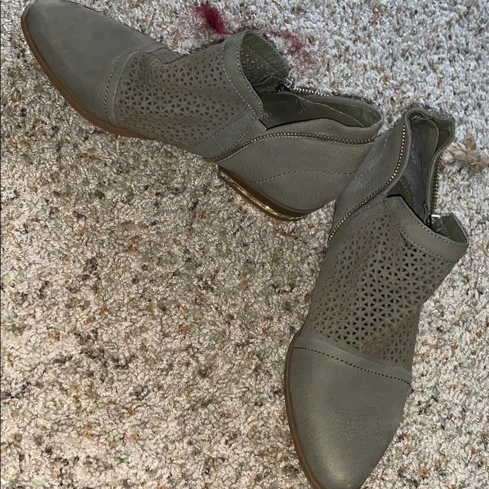 Olive green shoes with zipper Fergie